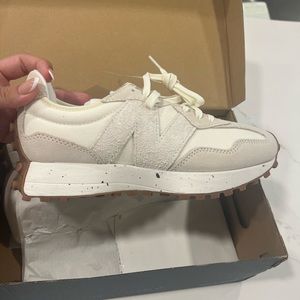 NEW BALANCE 327 Sneakers